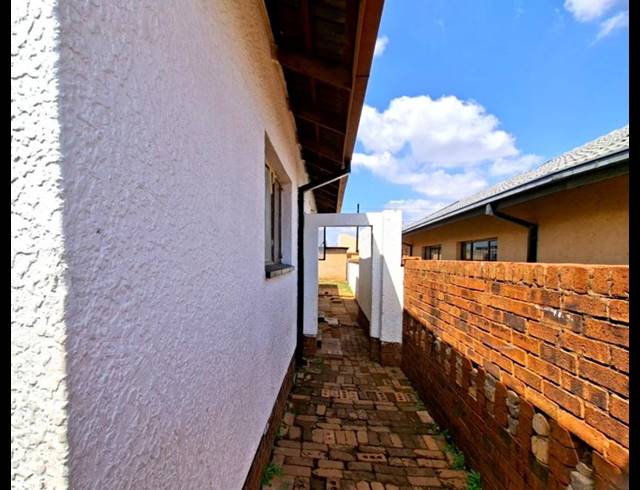 3 BEDROOM HOUSE FOR SALE IN PROTEA NORTH